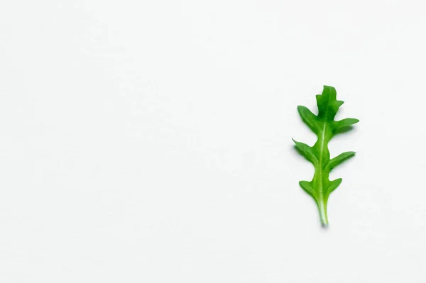 Top view of organic arugula leaf on white background - foto de stock
