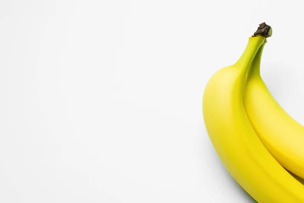 Vista superior de bananas amarelas no fundo branco com espaço de cópia — Fotografia de Stock