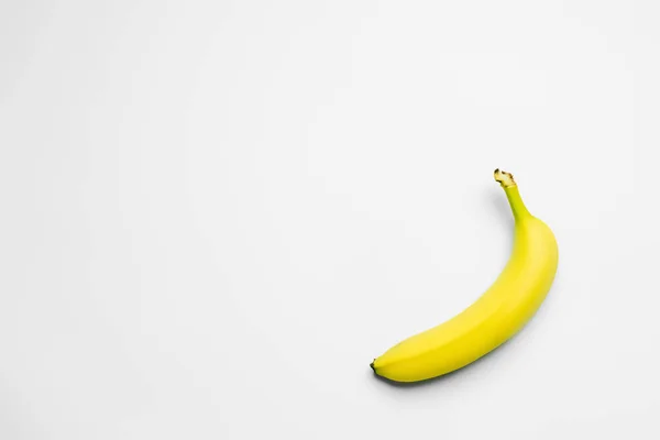 Вид сверху на банан на белом фоне — стоковое фото