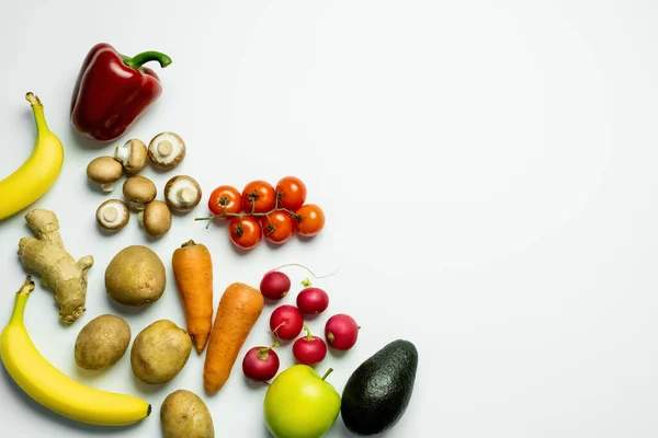 Draufsicht auf frisches Gemüse und Obst auf weißem Hintergrund — Stockfoto