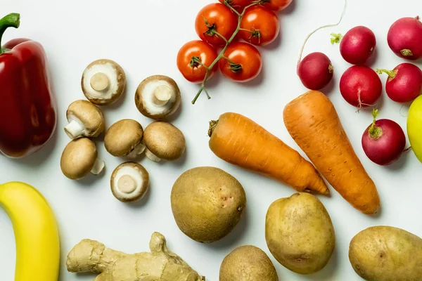 Top view of organic fruits and vegetables on white background — Foto stock