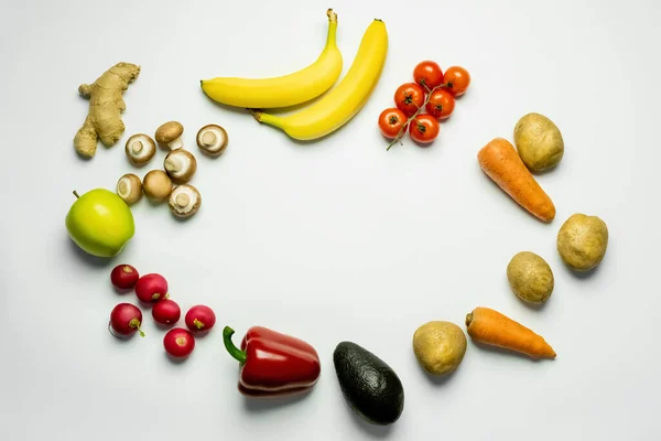 Вид зверху рамки з органічних фруктів і овочів на білому тлі — стокове фото