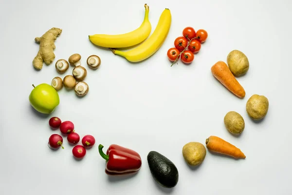 Top view of frame from organic fruits and vegetables on white background — Fotografia de Stock