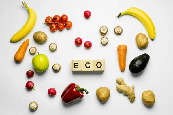 Vista superior de cubos com eco lettering perto de alimentos orgânicos sobre fundo branco — Fotografia de Stock