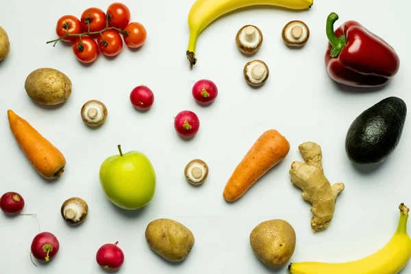 Вид зверху на свіжі овочі та фрукти на білому тлі — стокове фото
