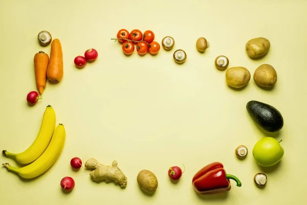 Ansicht des Rahmens von ganzen Früchten und Gemüse auf gelbem Hintergrund — Stockfoto