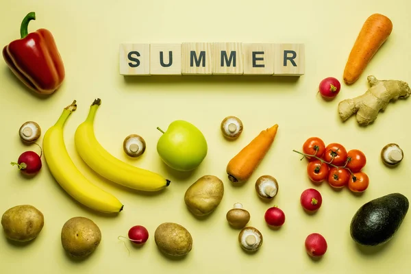 Top view of summer lettering on cubes near fresh vegetables and fruits on yellow background - foto de stock