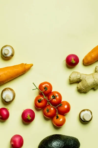 Draufsicht auf Bio-Gemüse und Avocado auf gelbem Hintergrund — Stockfoto