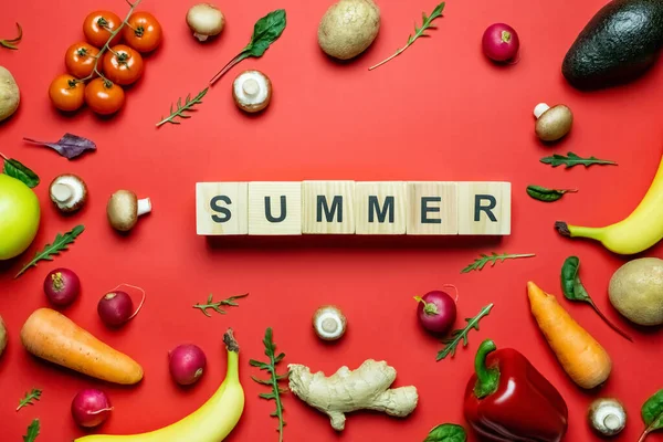Flat lay with summer lettering on wooden cubes near fresh food on red background — Stock Photo