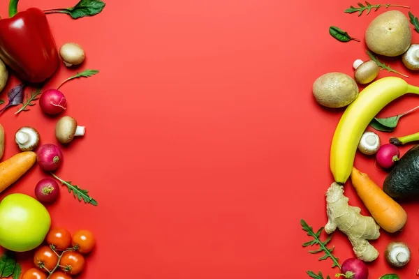 Flat lay with whole vegetables and fruits on red background with copy space — стоковое фото