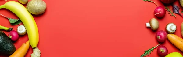 Top view of fresh fruits and vegetables on red background, banner — Foto stock