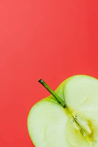 Vista de perto de suco maçã verde isolado no vermelho — Fotografia de Stock