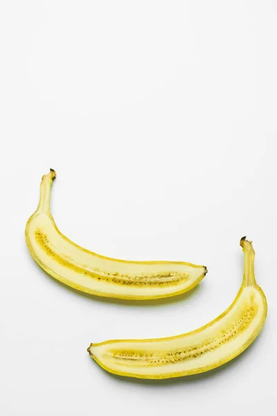 Vue du dessus de banane coupée sur fond blanc avec espace de copie — Photo de stock