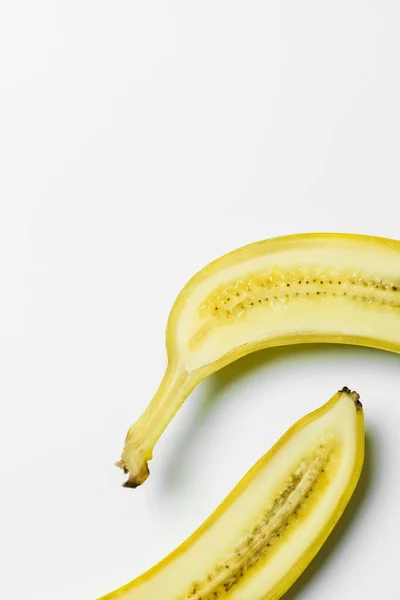 Draufsicht auf reife geschnittene Banane auf weißem Hintergrund — Stockfoto