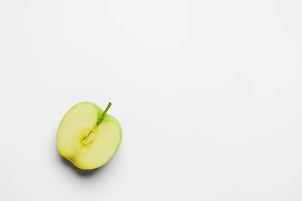 Vue du dessus de la pomme coupée sur fond blanc avec espace de copie — Photo de stock