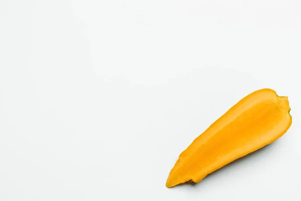 Vista dall'alto di carota tagliata su sfondo bianco — Foto stock