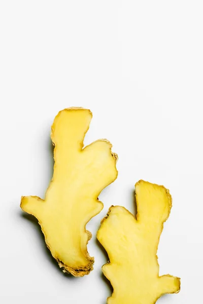 Top view of fresh cut ginger on white background — Fotografia de Stock
