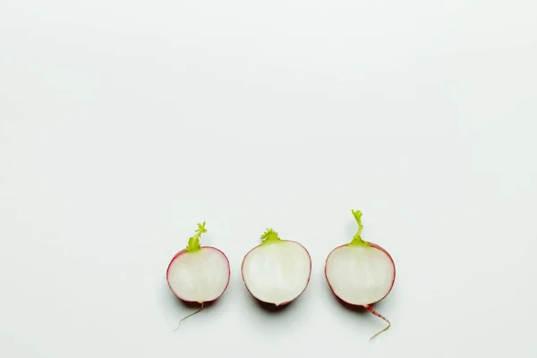 Top view of cut radishes on white background flat lay — Stockfoto