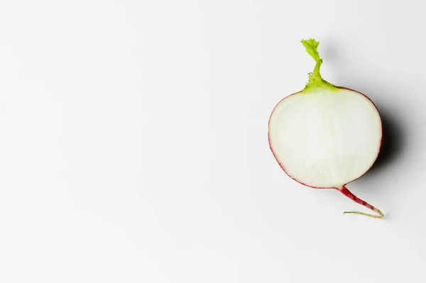 Draufsicht auf geschnittenen Rettich auf weißem Hintergrund mit Kopierraum — Stockfoto