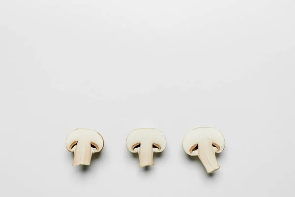 Vista dall'alto dei funghi tagliati su sfondo bianco con spazio di copia — Foto stock