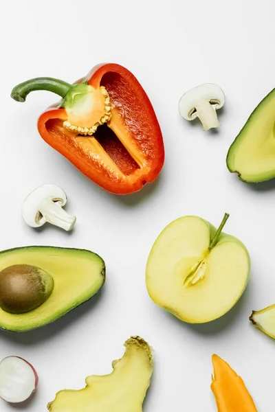 Плоский лежак з розрізаними органічними фруктами та овочами на білому тлі — стокове фото