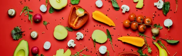 Vista dall'alto di verdure mature, frutta e grani di pepe su sfondo rosso, banner — Foto stock