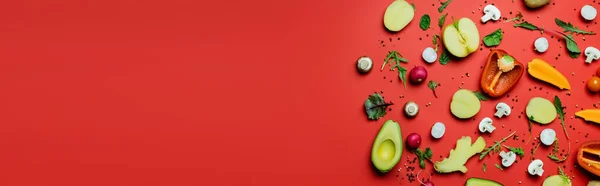 Vista dall'alto di succosi frutti, verdure e grani di pepe su sfondo rosso, banner — Foto stock