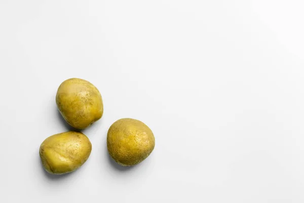 Top view of whole potatoes on white background - foto de stock