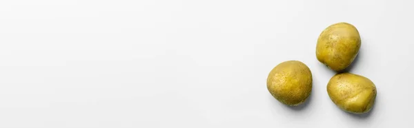 Vista superior de batatas frescas no fundo branco com espaço de cópia, banner — Fotografia de Stock
