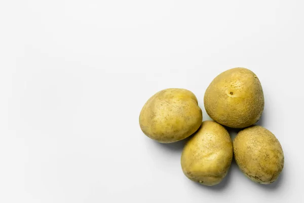Top view of ripe potatoes on white background - foto de stock
