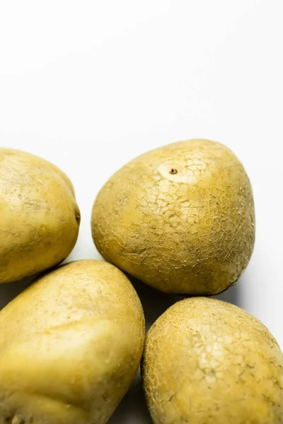 Vista de cerca de las papas sobre fondo blanco - foto de stock