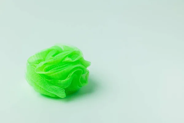 Helles grünes Mesh-Waschlappen auf grauem Hintergrund — Stockfoto