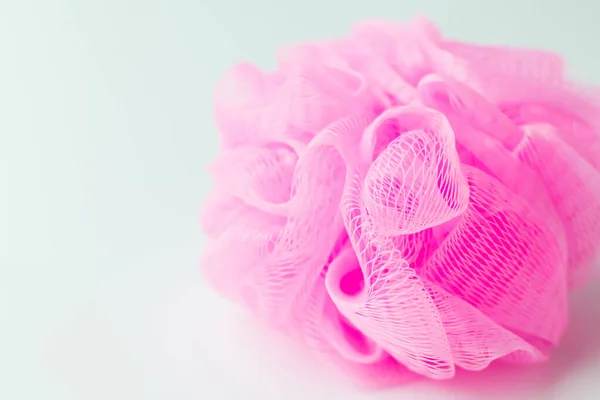 Close up view of pink mesh washcloth on grey background - foto de stock