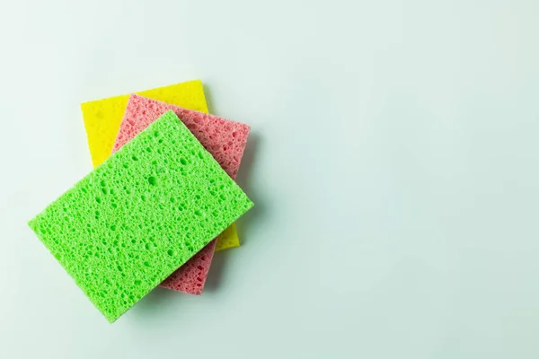 Vue du dessus des éponges en cellulose sur fond gris — Photo de stock