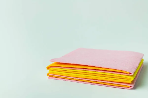 Guardanapos de limpeza rosa, amarelo e laranja sobre fundo cinzento — Fotografia de Stock