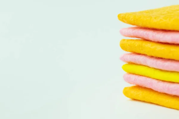 Vue rapprochée des serviettes en tissu jaune, rose et orange sur fond gris avec espace de copie — Photo de stock