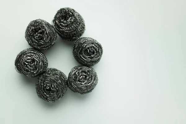 Top view of circle made of stainless steel scourers on grey background — Stock Photo