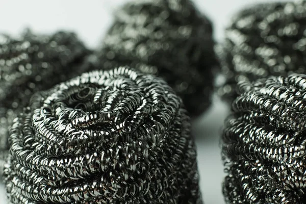 Close up view of abrasive metal scourers on grey background - foto de stock