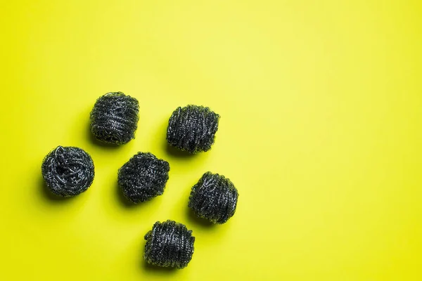 Vue du dessus des éponges métalliques nettoyantes sur fond jaune — Photo de stock