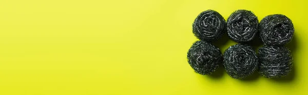 Top view of stainless scourers on yellow background with copy space, banner — стоковое фото