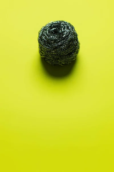 Top view of cleansing wire scrubber on yellow background with copy space — Foto stock
