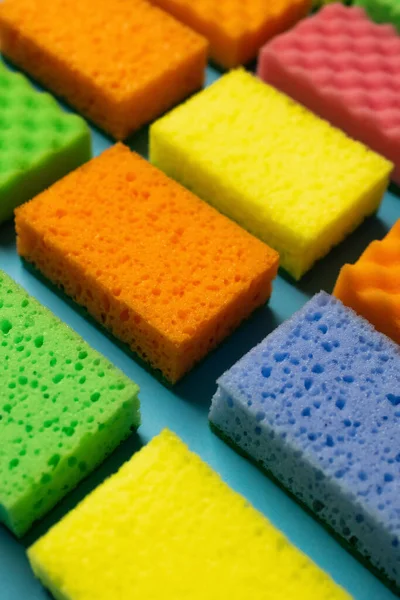 Scourers esponja multicolorido poroso no fundo azul — Fotografia de Stock