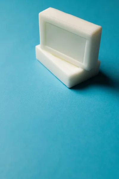 Two white soap bars on blue background - foto de stock