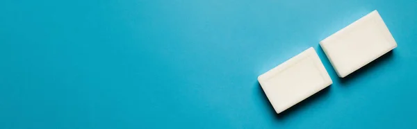 Vista dall'alto del sapone da toilette su sfondo blu con spazio di copia, banner — Foto stock