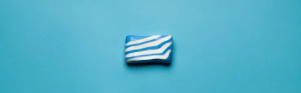 Vista dall'alto del sapone da bagno blu e bianco su sfondo blu, banner — Foto stock