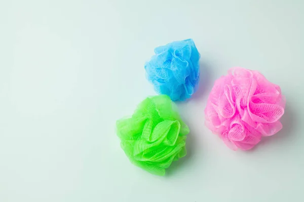 Top view of colorful mesh body puffs on grey background — Fotografia de Stock