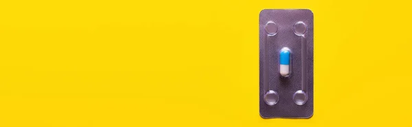 Top view of blister pack with capsule isolated on yellow, banner — Foto stock