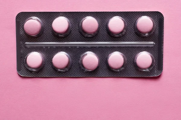 Top view of blister pack with pills isolated on pink - foto de stock