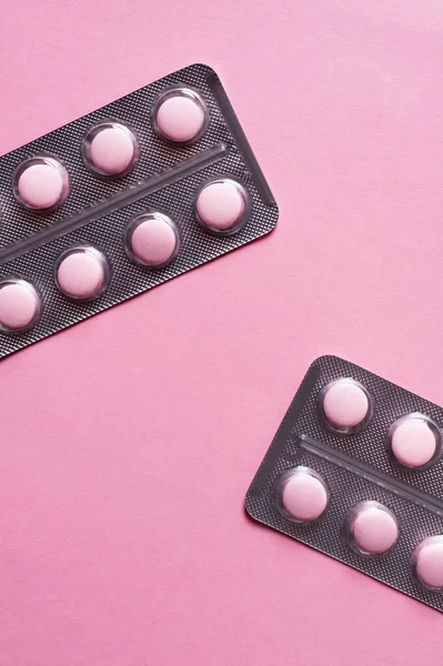 Top view of blister packs with pills isolated on pink - foto de stock