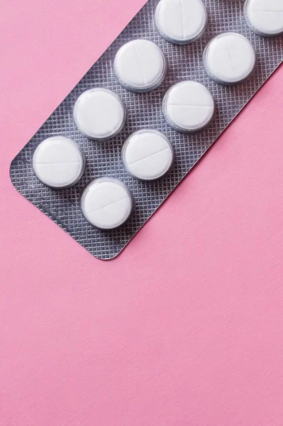 Top view of blister pack with round shape pills isolated on pink - foto de stock